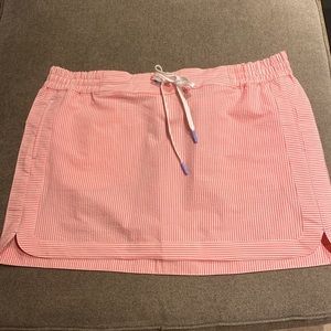 Vineyard Vines seersucker performance skirt in pink stripe XL